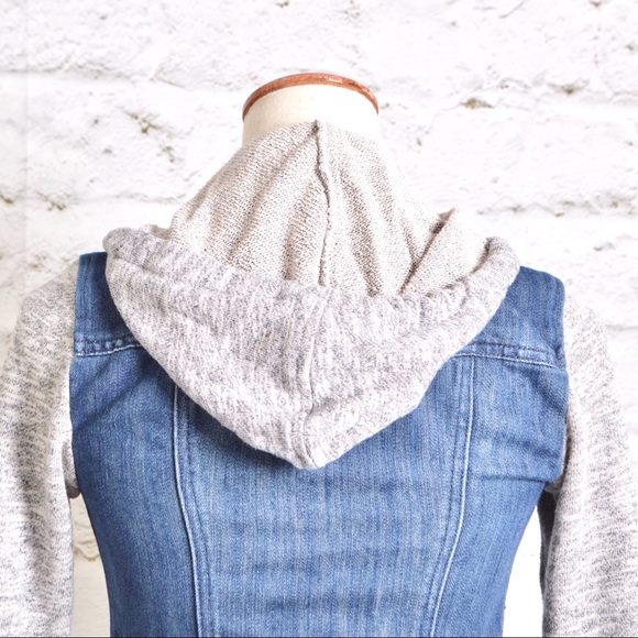 ❌SOLD❌ Guess Denim Jacket - Picture 4 of 7